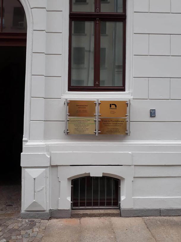 Edelstahl-Schilderanlage