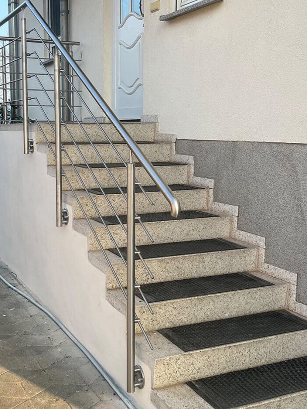 System-Edelstahlgel&auml;nder bei einem Einfamilienhaus