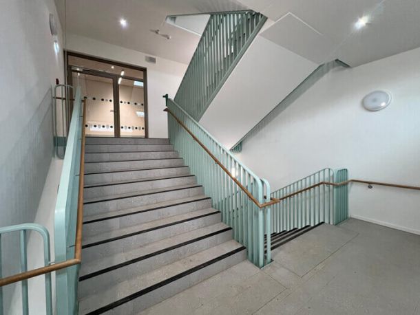 Planen, anfertigen und montieren eines Treppengel&auml;nders mit Holzhandlauf f&uuml;r den Neubau eines Gymnasiums