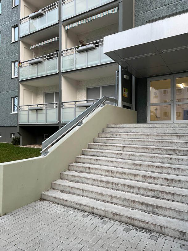 Verzinktes Brüstungsgeländer und Edelstahl Handlauf 