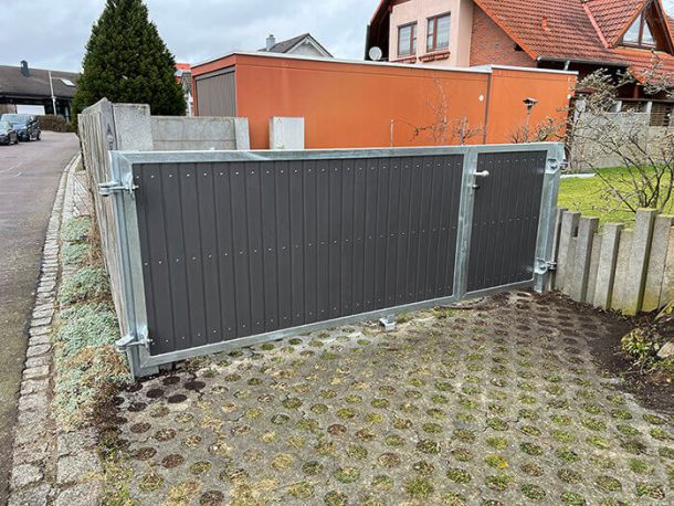 Toranlage mit elektronischem Zylinder und KömaPan Füllung