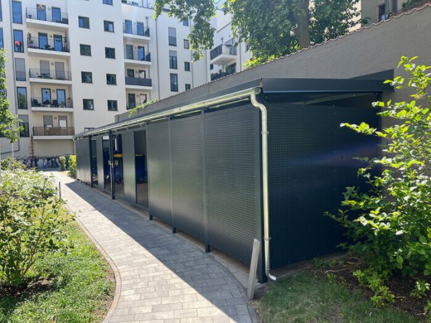 Müllhäuschen mit Sandwich-Dachkonstruktion, Lochblechverkleidung und Schiebetüren