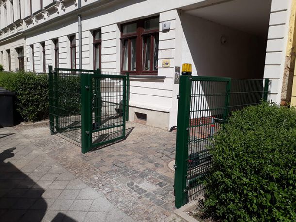 Anfertigung einer Tor- und Zaunanlage aus Doppelstabmatten